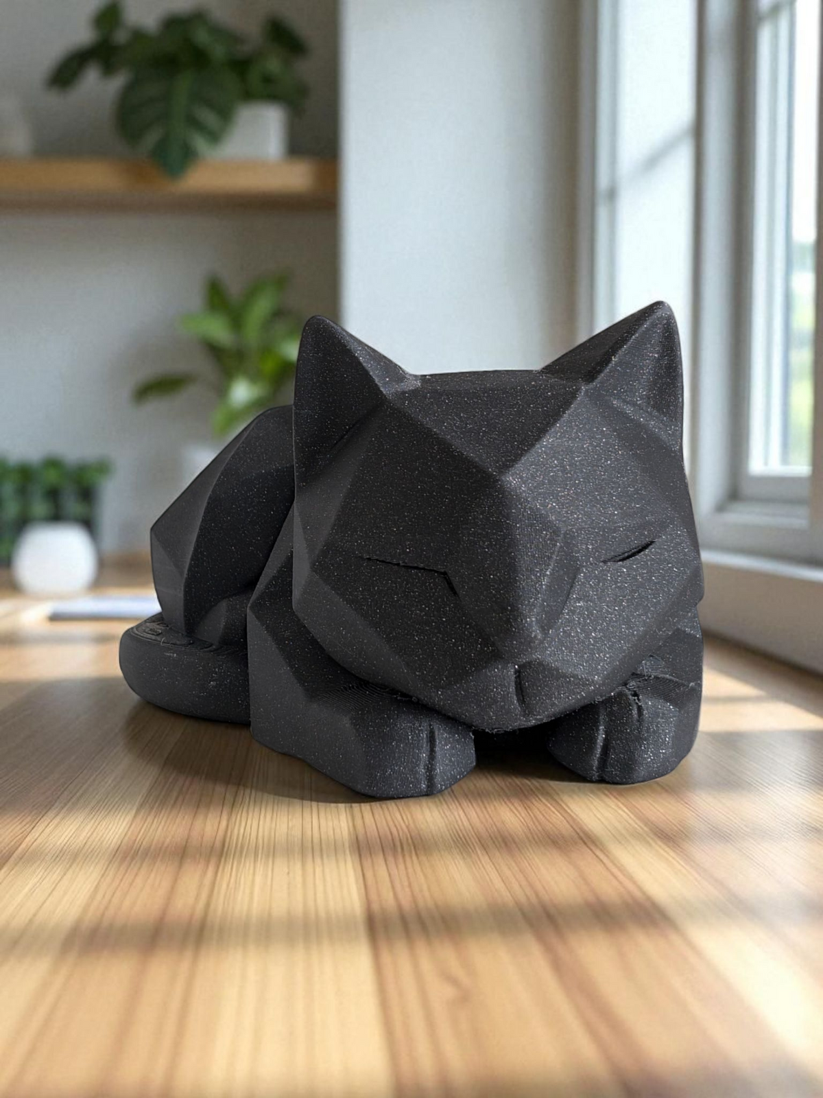 Close-up van een low-poly kattenfiguurtje met geometrische vlakken