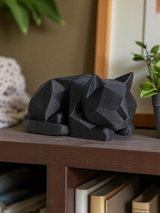 Close-up van een low-poly kattenfiguurtje met geometrische vlakken
