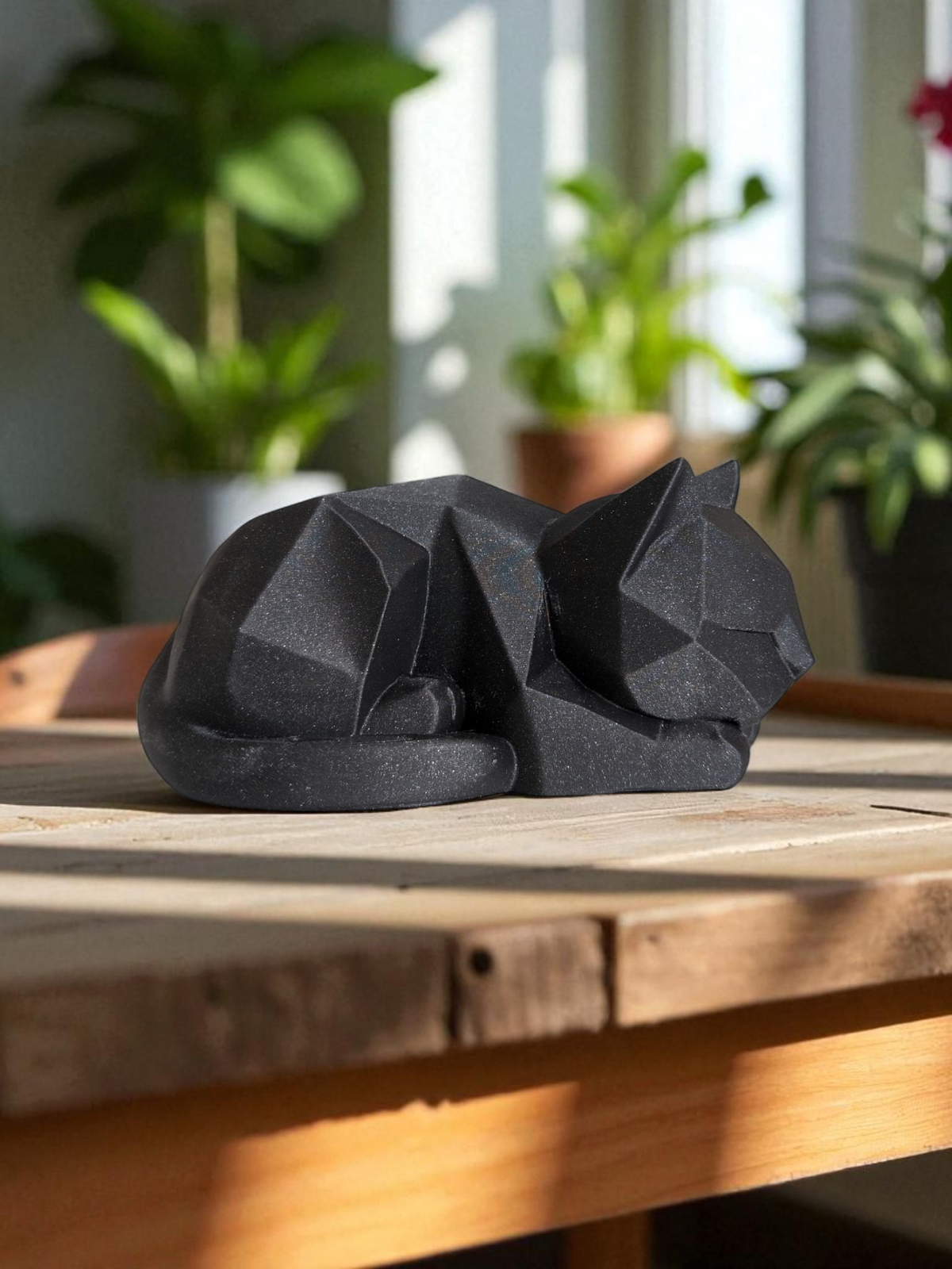 Close-up van een low-poly kattenfiguurtje met geometrische vlakken