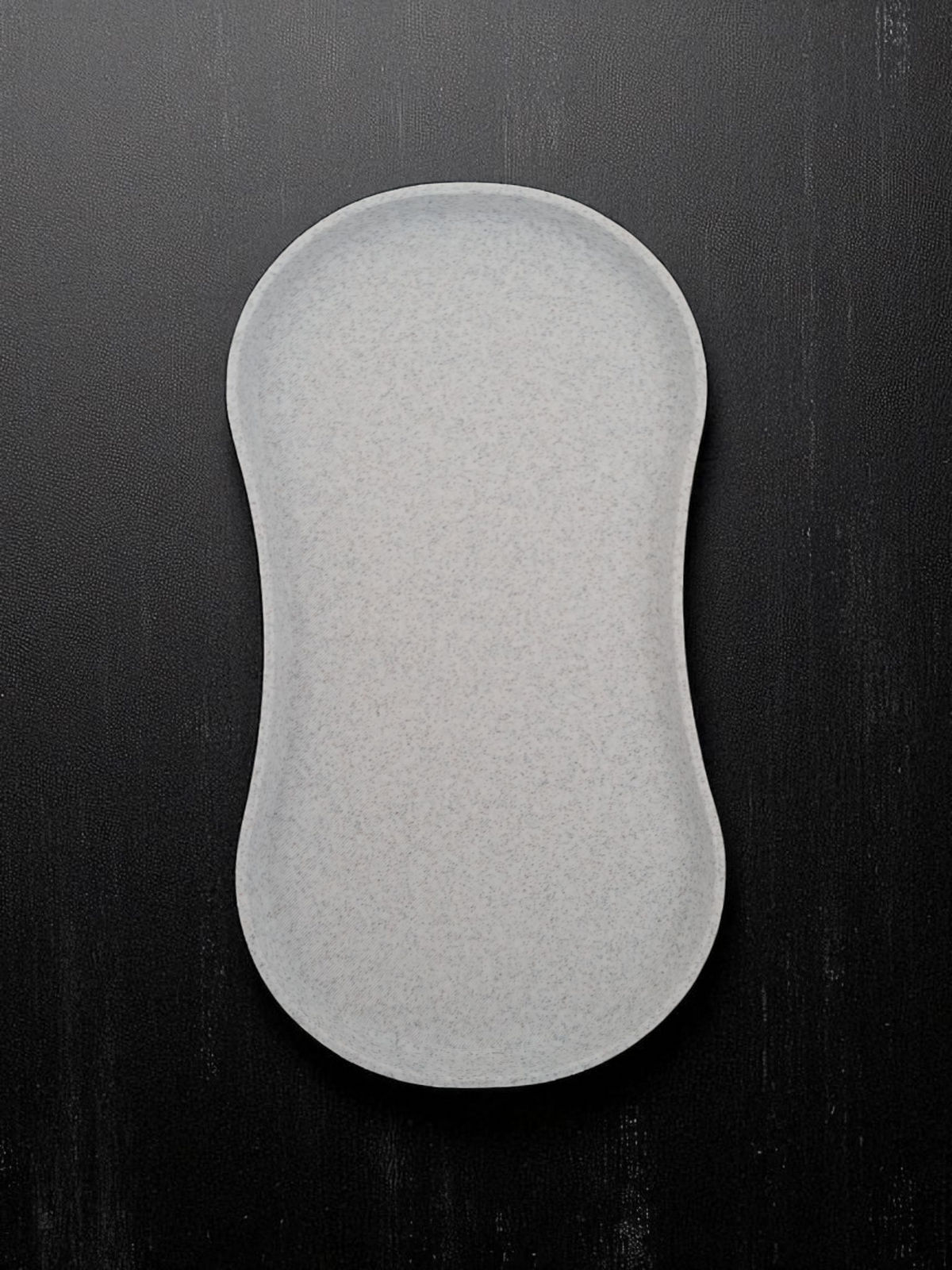 Minimalistische witte lepelhouder met laag schaaltje, close-up