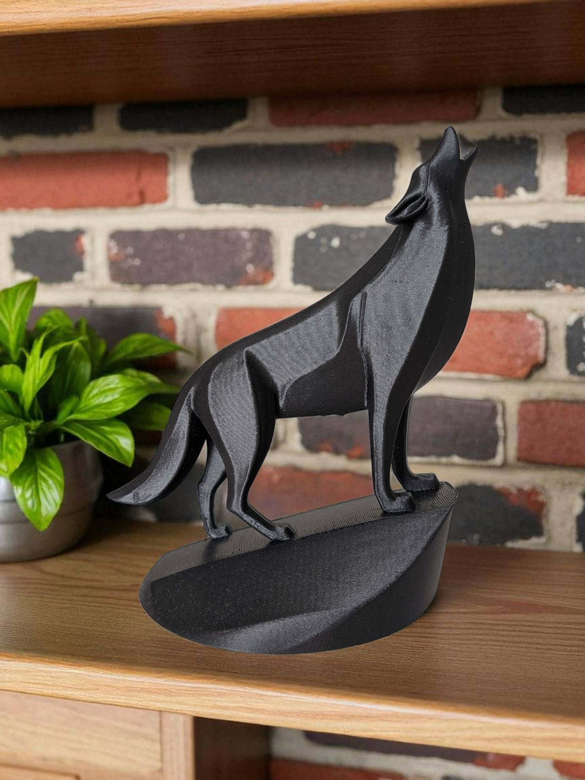 Minimalistische wolvensculptuur op een sokkel op een houten plank in een modern interieur