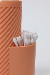 Detail van geribbeld oppervlak op minimalistische badkamerorganizer