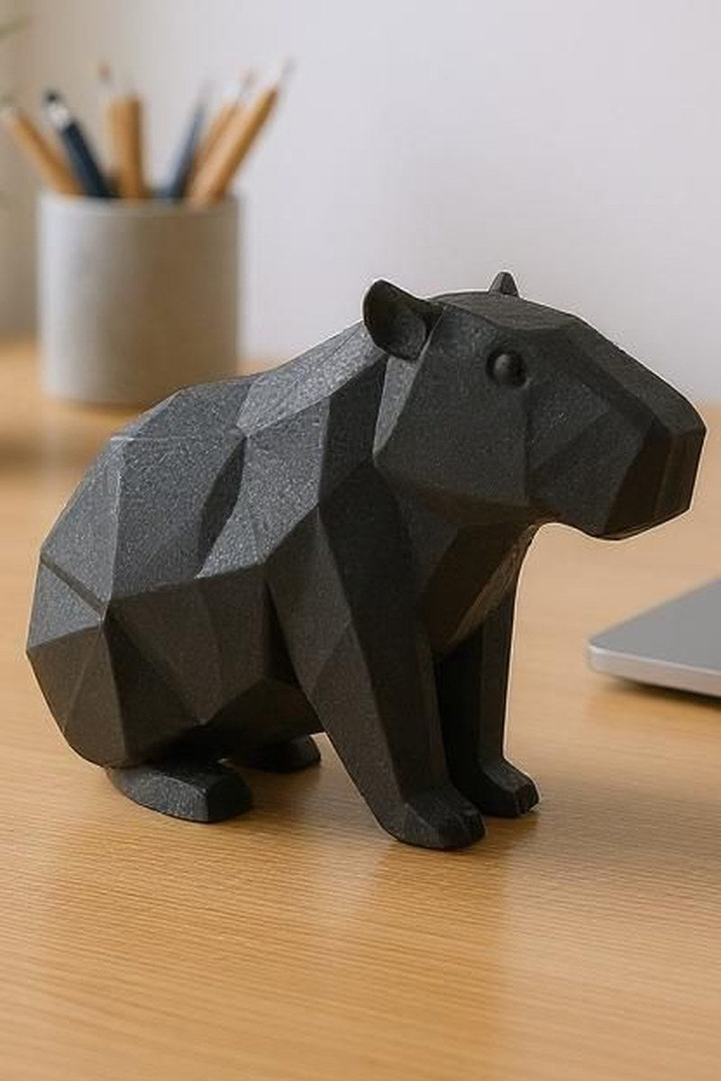 Low poly capibarasculptuur met geometrisch gefacetteerd oppervlak en rustige houding