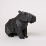 Close-up van het oppervlak van de low-poly capibara met facetten die het licht vangen
