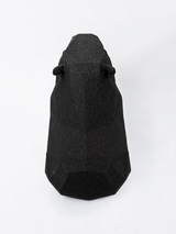 Low poly capibarasculptuur met geometrisch gefacetteerd oppervlak en rustige houding