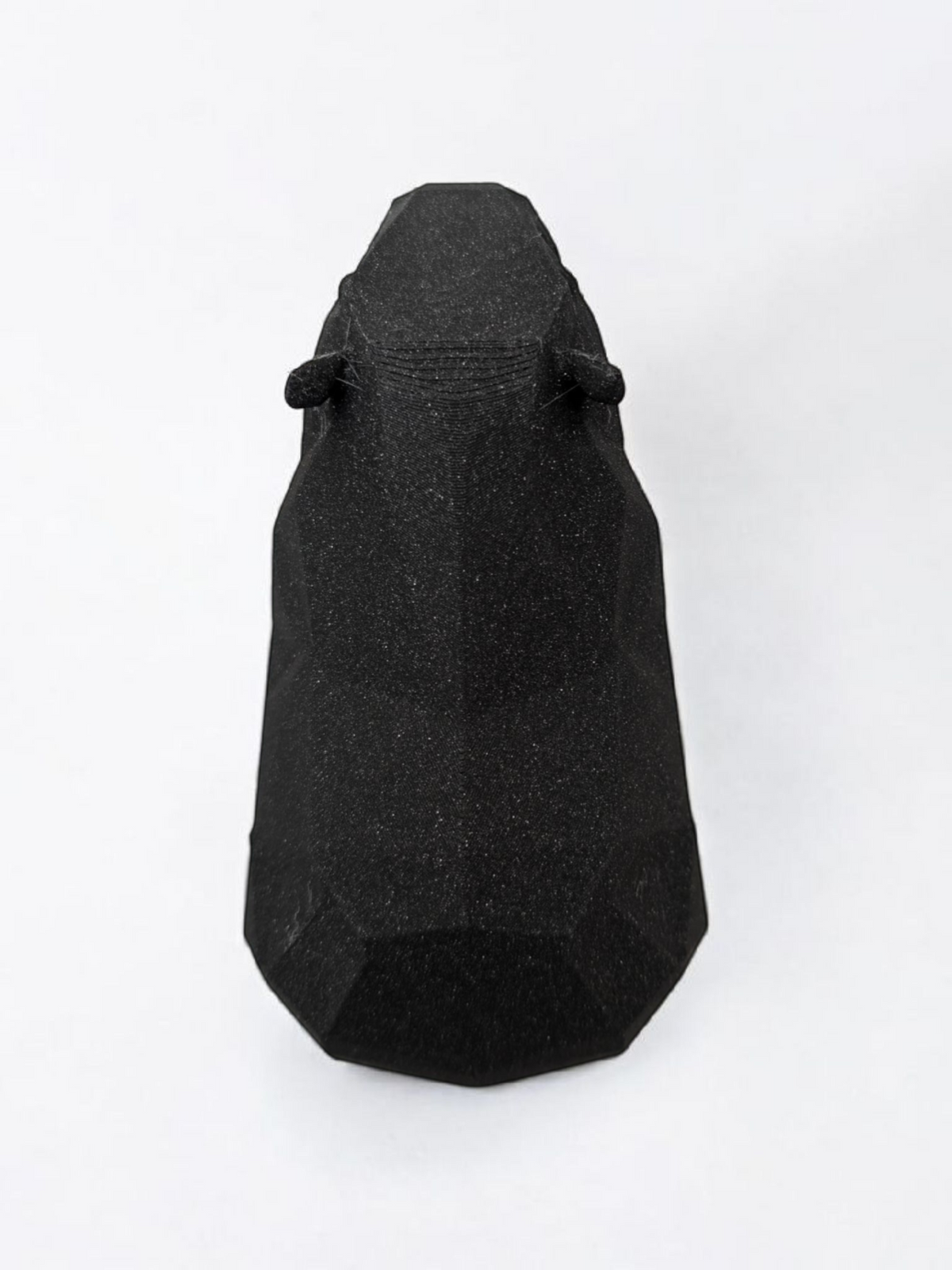 Low poly capibarasculptuur met geometrisch gefacetteerd oppervlak en rustige houding
