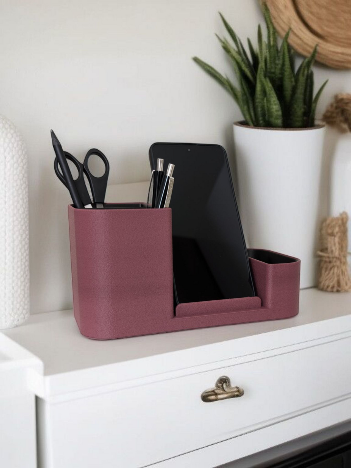 Minimalistische bureau-organizer in een thuiskantoor met pen en telefoon