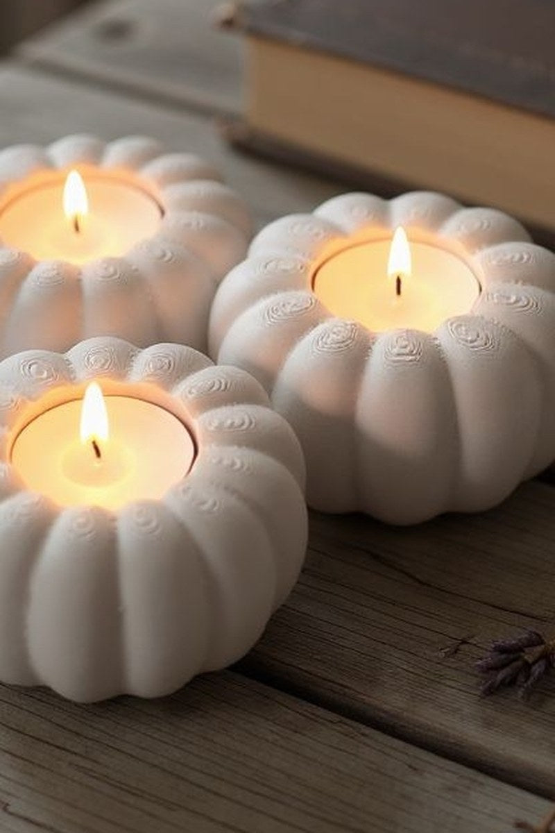 Close-up van een geribbelde pompoen-theelichthouder met ruimte voor drie lichtjes