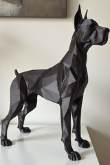 Low poly sculptuur van een Duitse dog met geometrisch gefacetteerd oppervlak en markant profiel