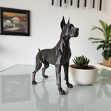Minimalistische sculptuur van een Duitse dog op een lichte houten plank
