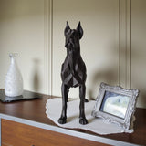 Low poly sculptuur van een Duitse dog met geometrisch gefacetteerd oppervlak en markant profiel