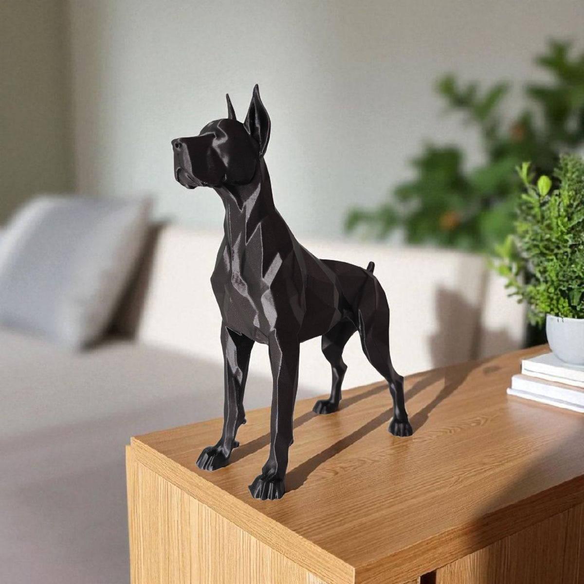 Low poly sculptuur van een Duitse dog met geometrisch gefacetteerd oppervlak en markant profiel