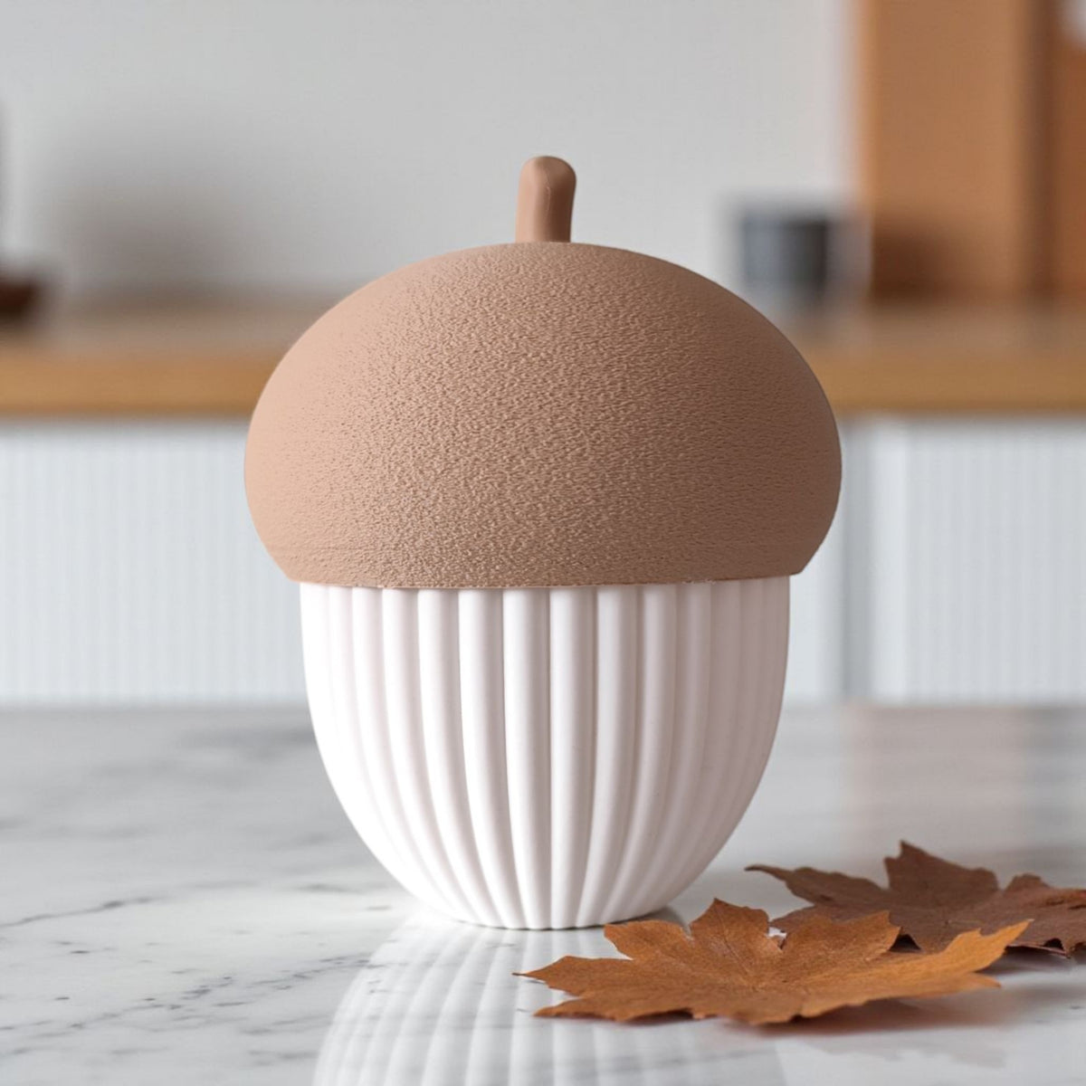 Geribbelde eikelvormige pot op een plank met herfstdecoratie en warm licht