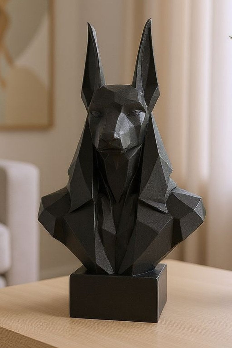 Close-up van een low-poly Anubis-buste met gefacetteerde geometrische vlakken