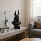 Low poly Anubis-buste op een plank in een minimalistisch interieur