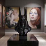 Detail van het profiel en de hoofdtooi van Anubis met hoekige low-poly vlakken