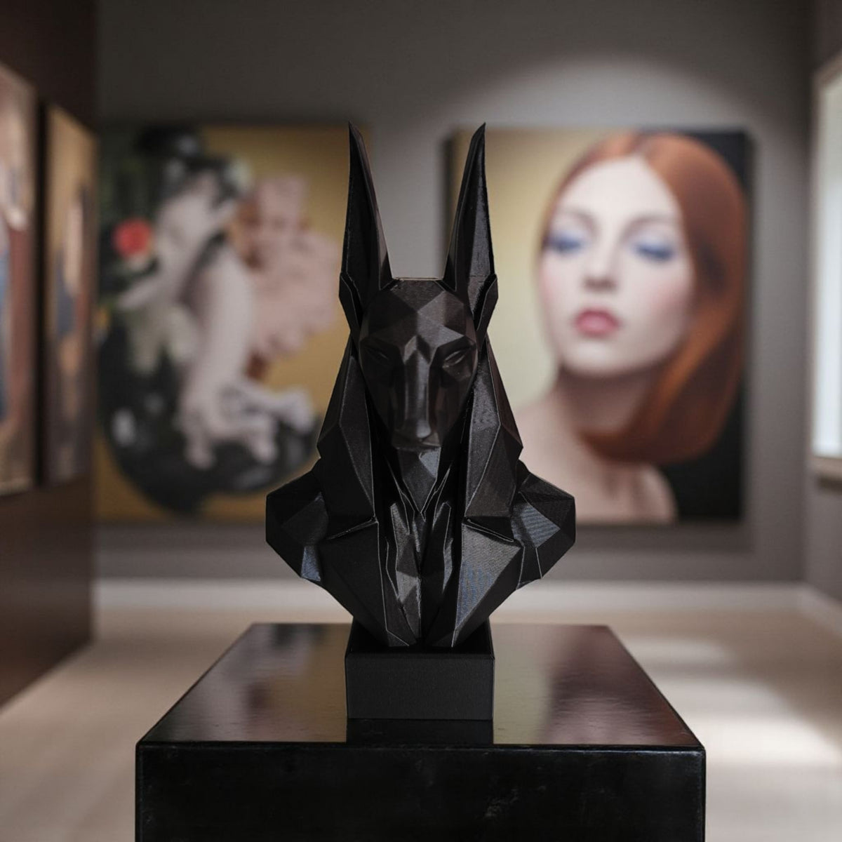 Detail van het profiel en de hoofdtooi van Anubis met hoekige low-poly vlakken