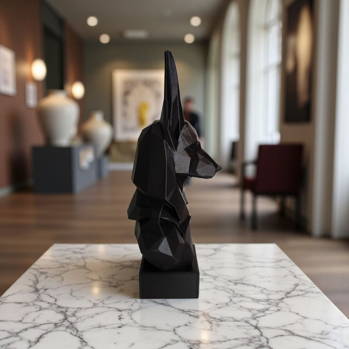 Close-up van een low-poly Anubis-buste met gefacetteerde geometrische vlakken
