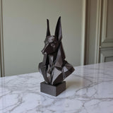 Close-up van een low-poly Anubis-buste met gefacetteerde geometrische vlakken