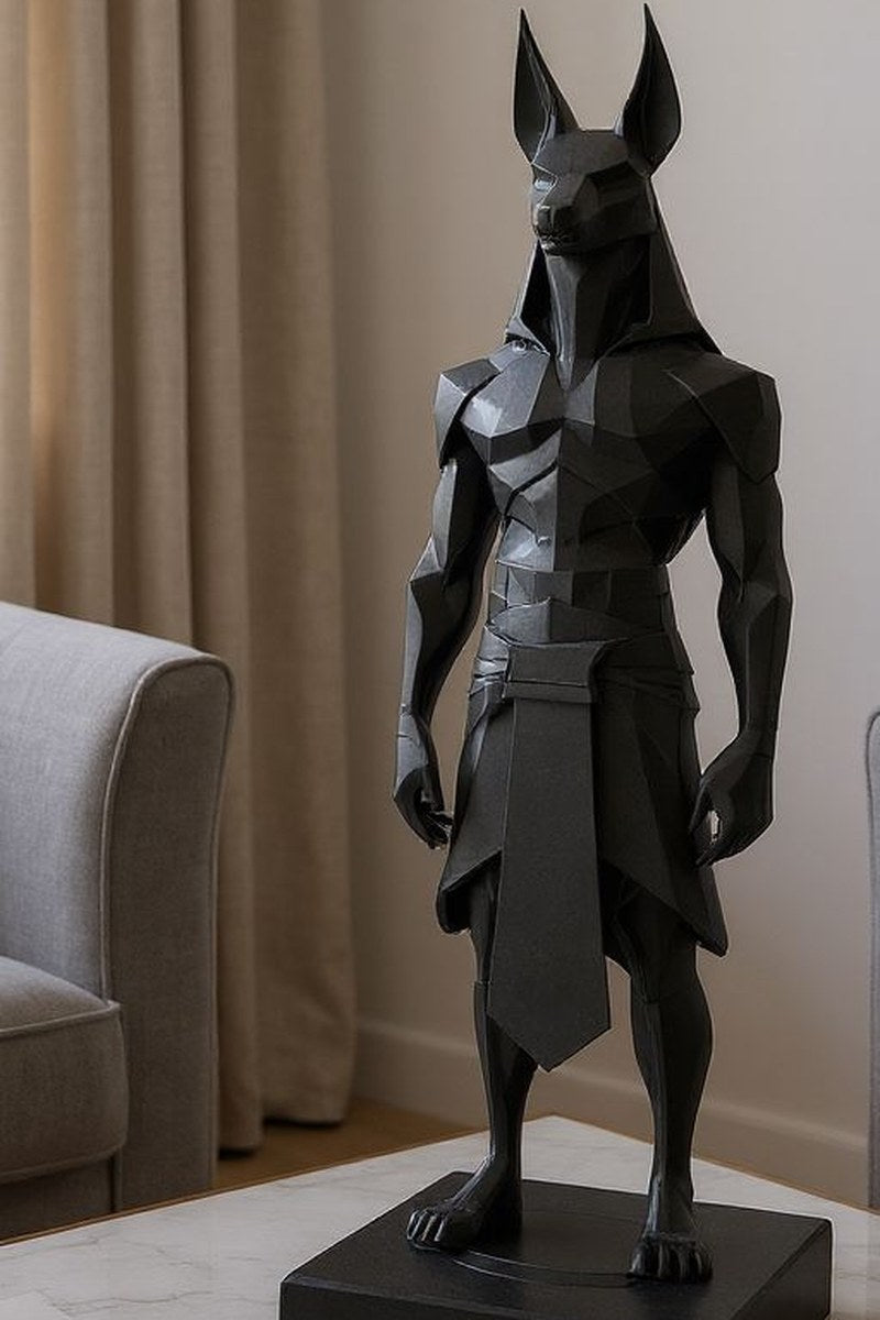 Close-up van een low-poly Anubis-beeld met geometrische facetten en hoekig design