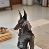 Low poly Anubis-beeld op een lichte plank met minimalistische decoratie