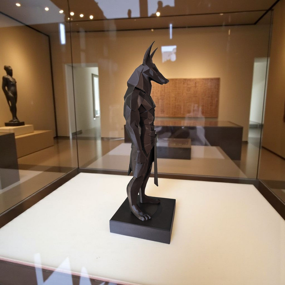 Detail van het polygonale oppervlak van het Anubis-beeld in het licht