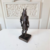 Close-up van een low-poly Anubis-beeld met geometrische facetten en hoekig design