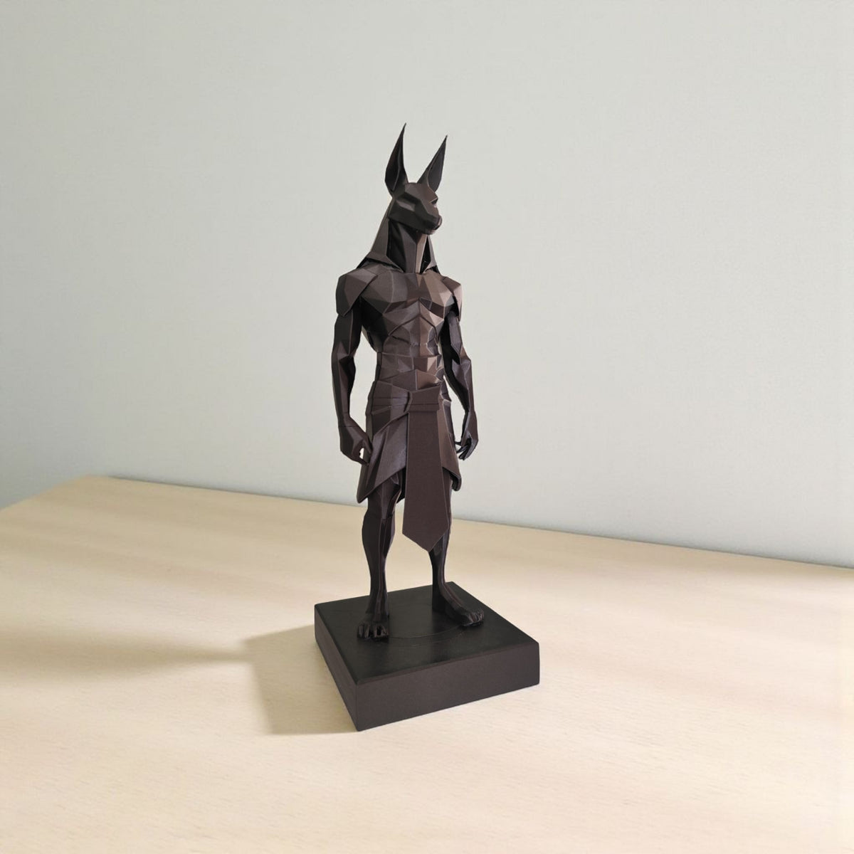 Close-up van een low-poly Anubis-beeld met geometrische facetten en hoekig design