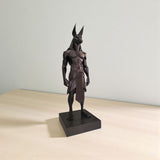 Close-up van een low-poly Anubis-beeld met geometrische facetten en hoekig design