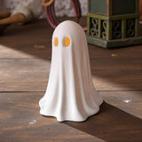 Close-up van een halloweenspookje met een strak, minimalistisch silhouet