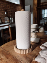 Minimalistische keukenrolhouder met gladde staven en afgeronde voet
