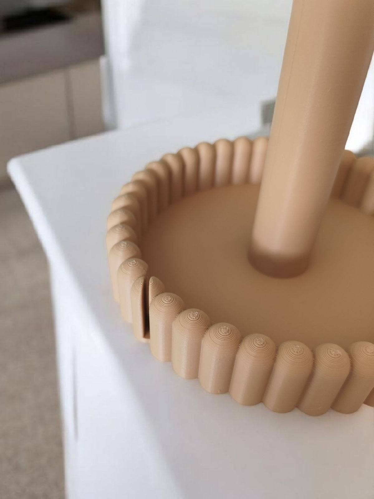 Minimalistische keukenrolhouder met gladde staven en afgeronde voet