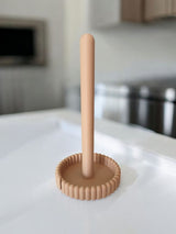 Minimalistische keukenrolhouder met gladde staven en afgeronde voet