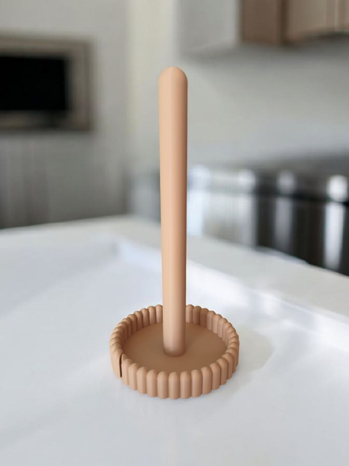 Minimalistische keukenrolhouder met gladde staven en afgeronde voet