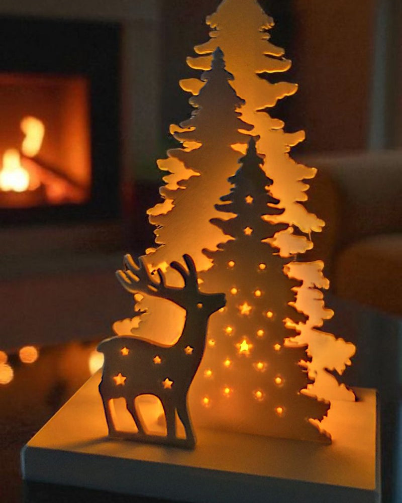 Kerstdecoratie met hert en boom, achteraanzicht met ruimte voor een theelichtje