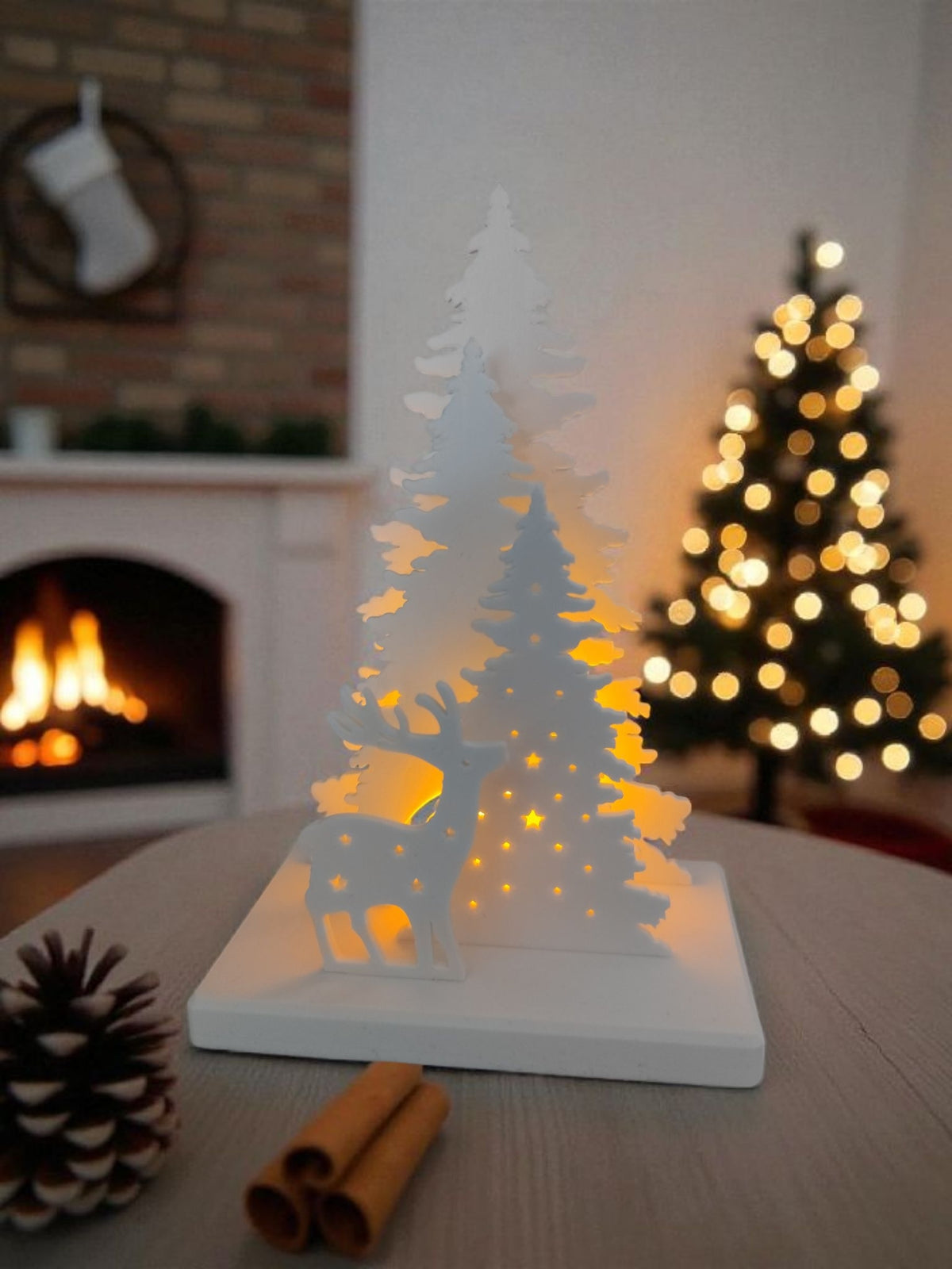 Verlichte kerstscene met led-theelichthouder die zacht schijnt op een witte plank