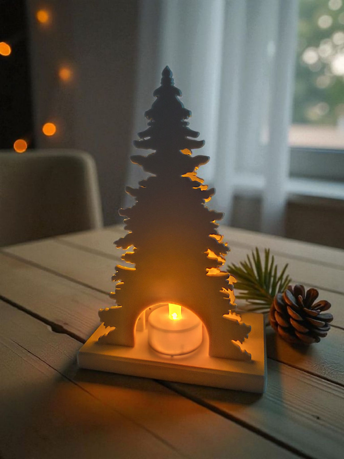 Kerstdecoratie met hert en boom, achteraanzicht met ruimte voor een theelichtje