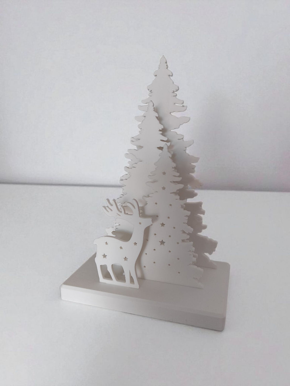 Kerstdecoratie met hert en boom, achteraanzicht met ruimte voor een theelichtje