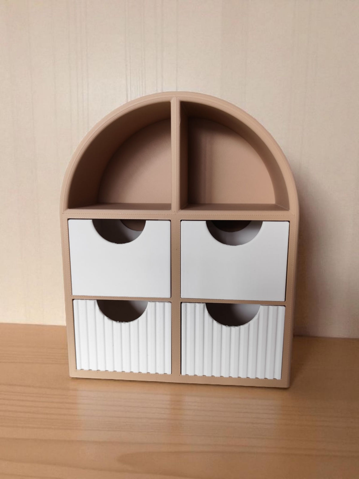 Minimalistische sieradenplank met gladde laatjes, vooraanzicht met open displayruimte