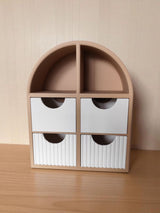 Minimalistische sieradenplank met gladde laatjes, vooraanzicht met open displayruimte