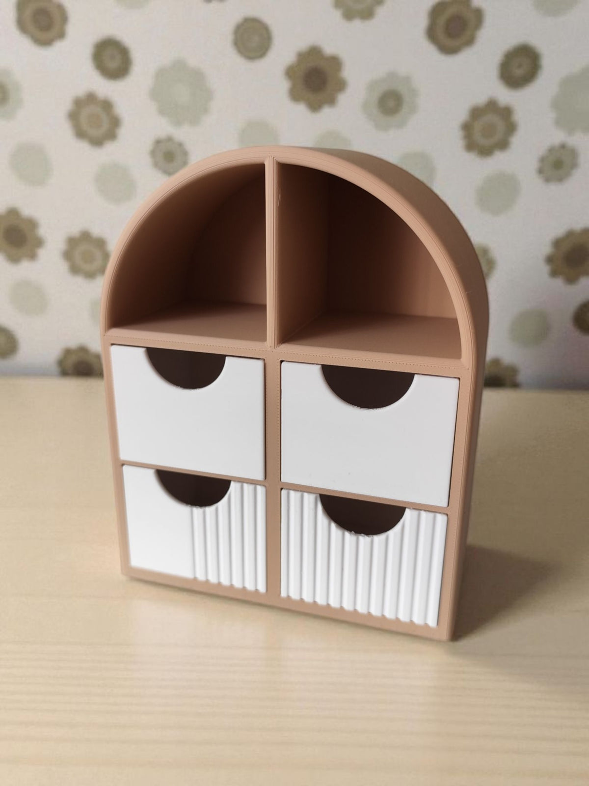 Minimalistische sieradenplank met gladde laatjes, vooraanzicht met open displayruimte