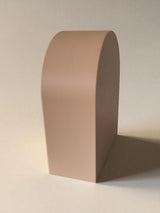 Minimalistische sieradenplank met gladde laatjes, vooraanzicht met open displayruimte
