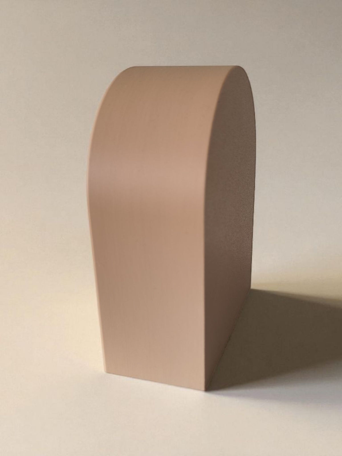 Minimalistische sieradenplank met gladde laatjes, vooraanzicht met open displayruimte