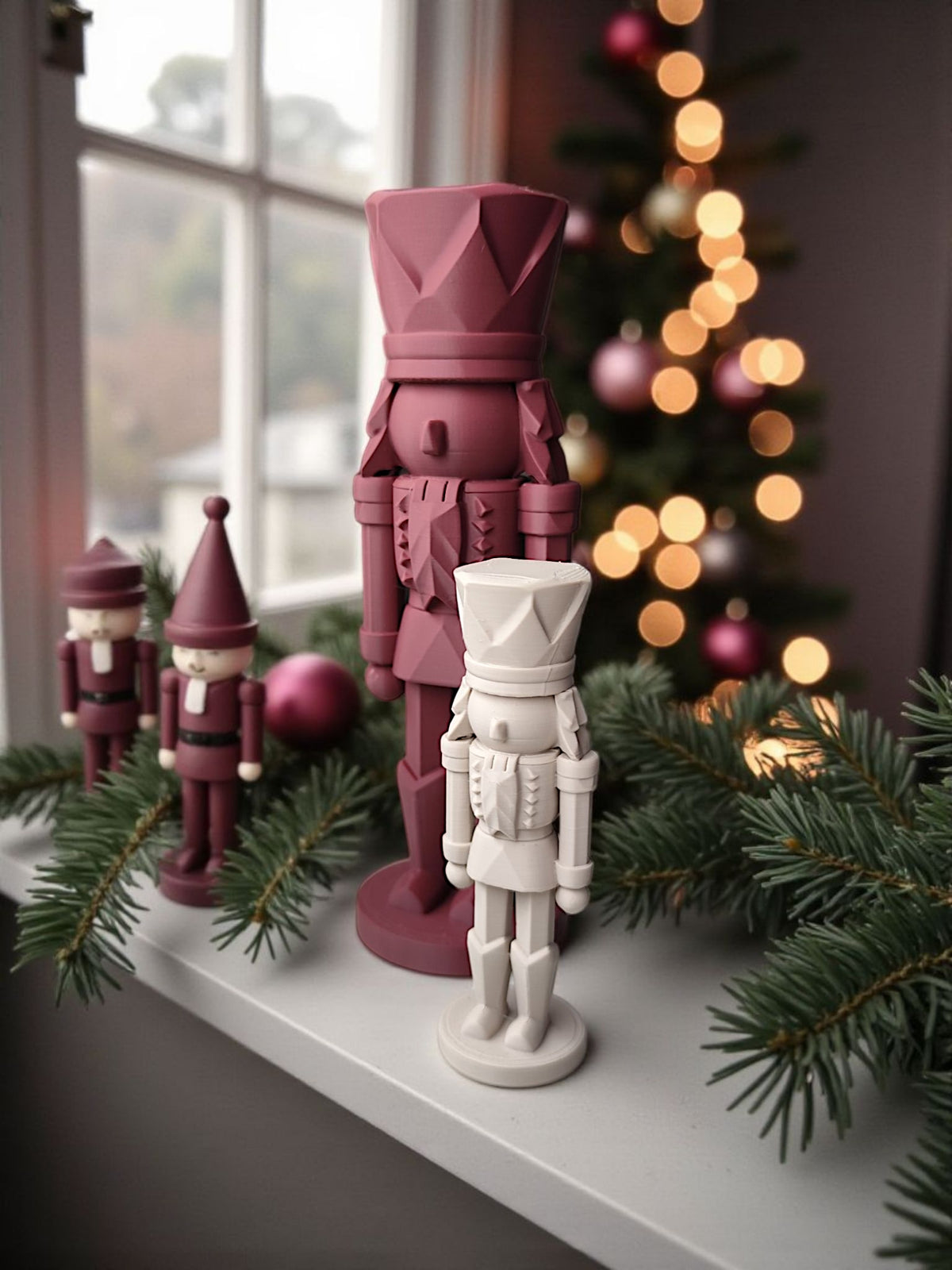 Moderne notenkraker in een vensterbank met kerstgroen