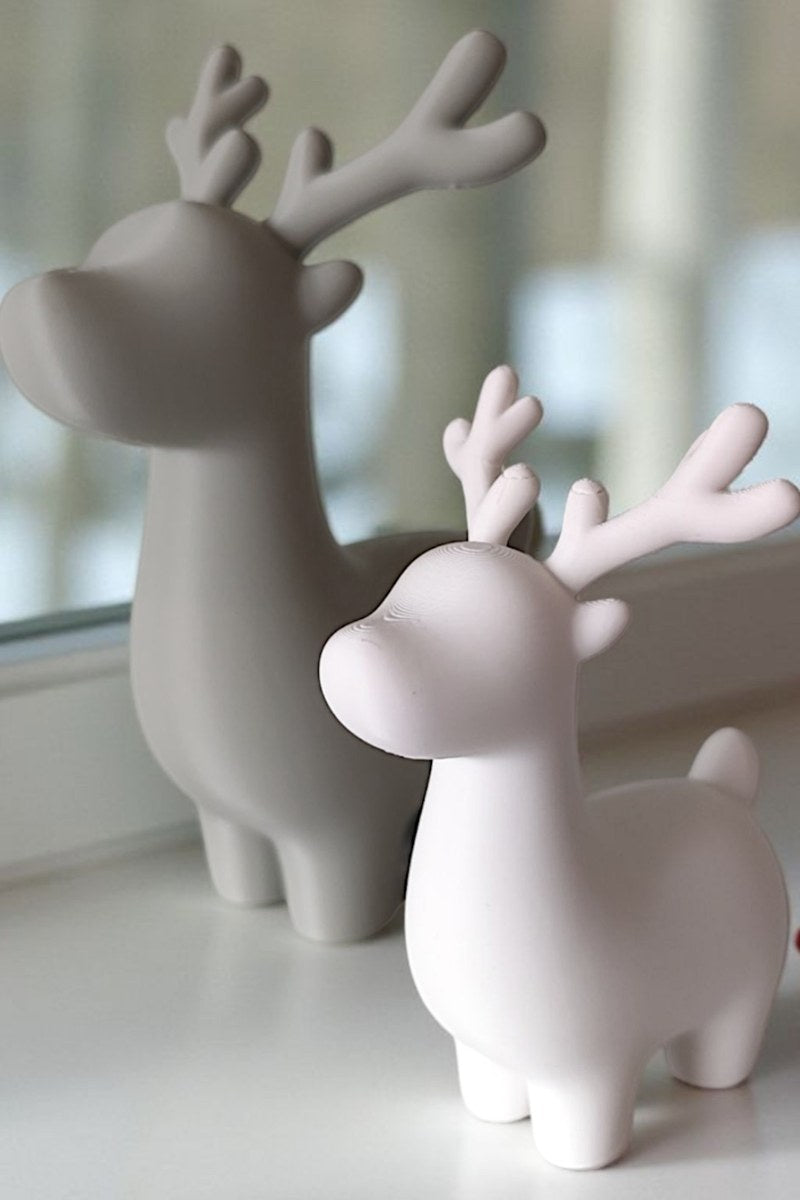 Close-up van een minimalistische rendier-kerstdecoratie met strakke lijnen