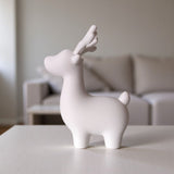 Close-up van een minimalistische rendier-kerstdecoratie met strakke lijnen