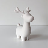 Close-up van een minimalistische rendier-kerstdecoratie met strakke lijnen