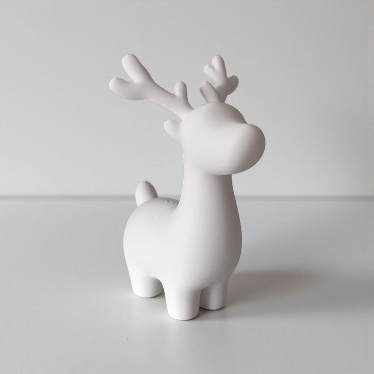 Close-up van een minimalistische rendier-kerstdecoratie met strakke lijnen