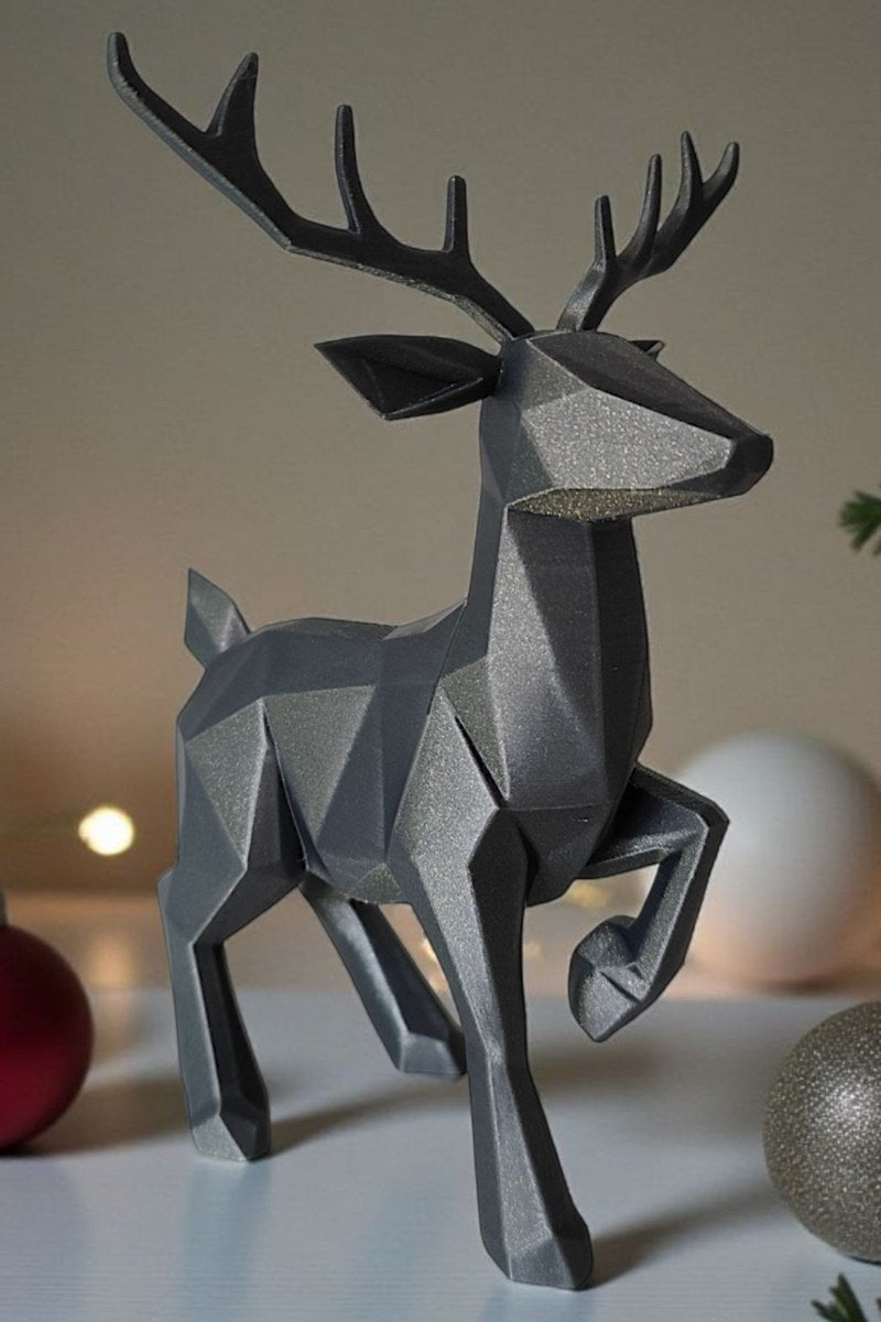 Close-up van een minimalistisch low-poly rendier met gefacetteerd oppervlak en gewei