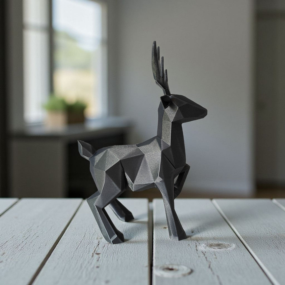 Minimalistisch low poly rendier op een witte plank in een licht interieur